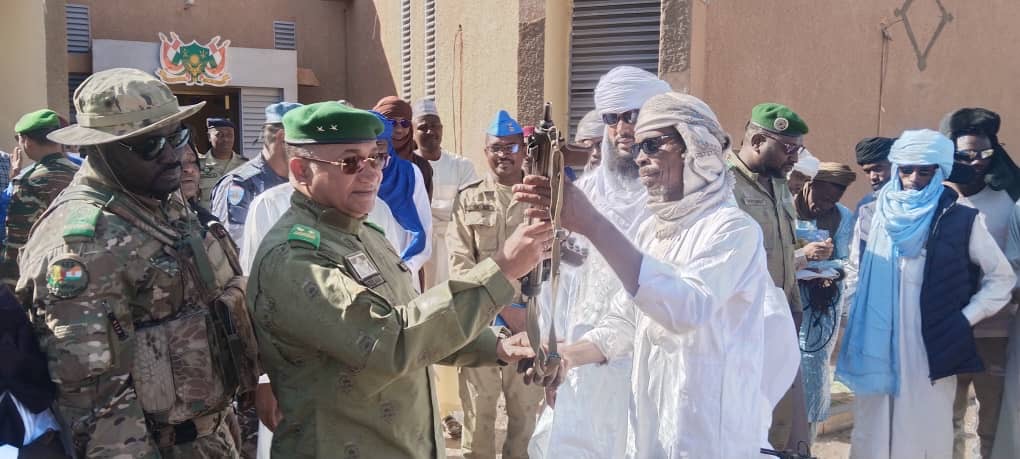 Des combattants des groupes armés remettent leurs armes aux autorités…