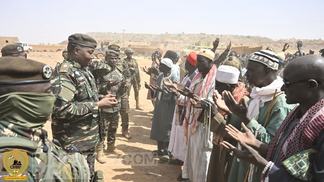 Le Président Tiani inspecte les installations minières de Samira et rend hommage aux FDS…