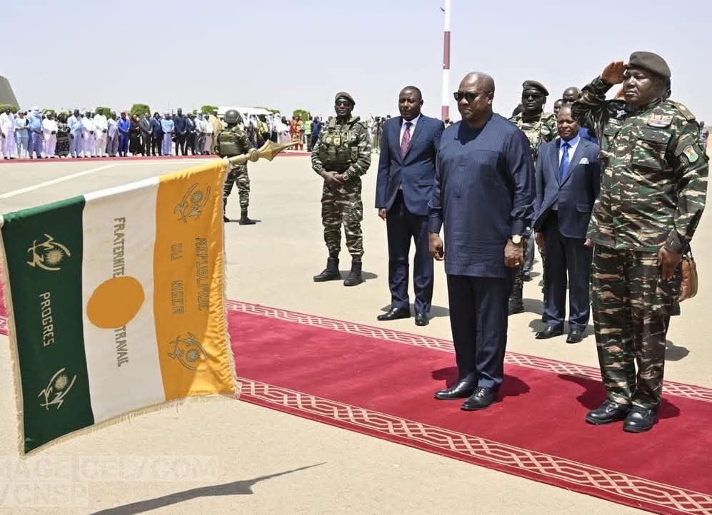 “Visite de Travail et d’Amitié : Le Président Ghanéen John Dramani Mahama Accueilli à Niamey par SEM Abdourahamane Tiani”…